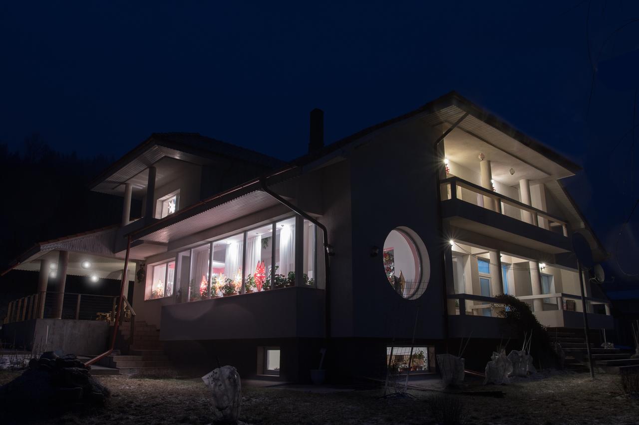Pensiunea Aurora Izvorul Muntelui ビカズ エクステリア 写真